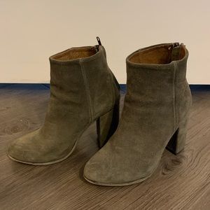 FB- HARLO - Olive suede size 6. FREEBIRD by STEVEN